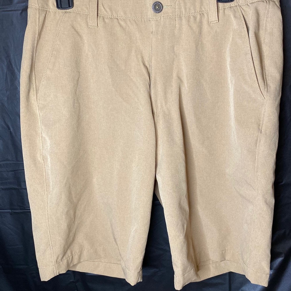 Men’s khaki under armor shorts